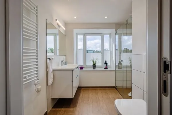 Badezimmer 1: Regendusche, WC, Haartrockner  FeWo Heimathafen Dachterrasse in PRORA - 5.55