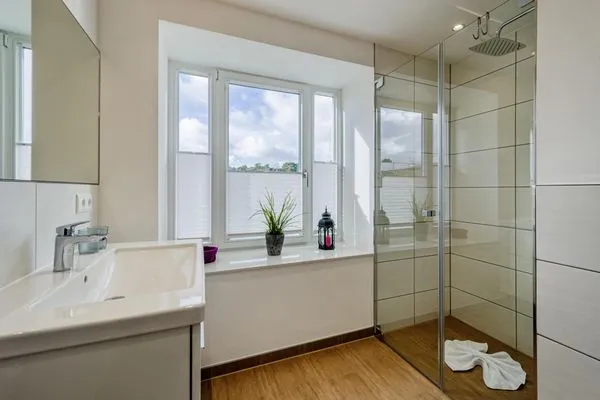 Badezimmer 1: Regendusche, WC, Haartrockner  FeWo Heimathafen Dachterrasse in PRORA - 5.55