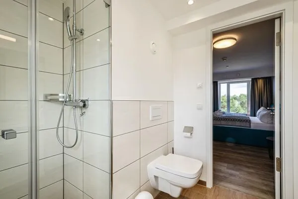 Badezimmer 2: Regendusche, WC, Haartrockner  FeWo Heimathafen Dachterrasse in PRORA - 5.55