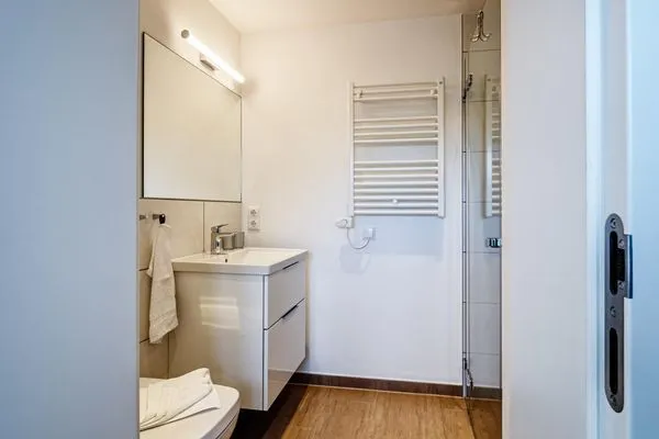 Badezimmer 2: Regendusche, WC, Haartrockner  FeWo Heimathafen Dachterrasse in PRORA - 5.55