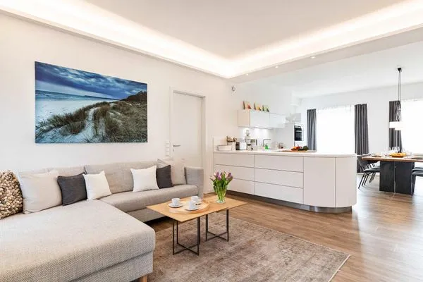 Wohn/Essbereich: Sofa, Sitzbereich, Essbereich, TV, Zugang zur Terrasse  FeWo Sundream in PRORA - 9.05