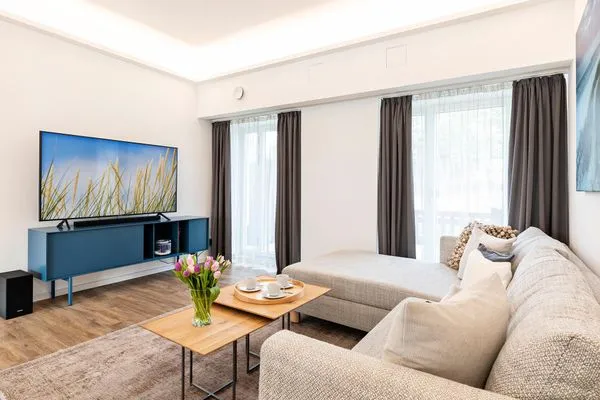 Wohn/Essbereich: Sofa, Sitzbereich, Essbereich, TV, Zugang zur Terrasse  FeWo Sundream in PRORA - 9.05