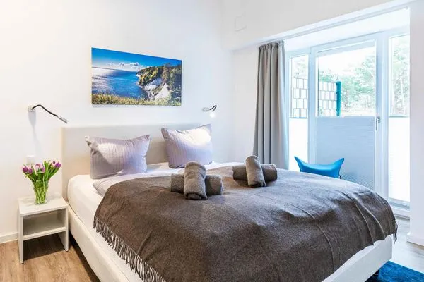 Schlafzimmer 1: Doppelbett (180x200), TV  FeWo Sundream in PRORA - 9.05