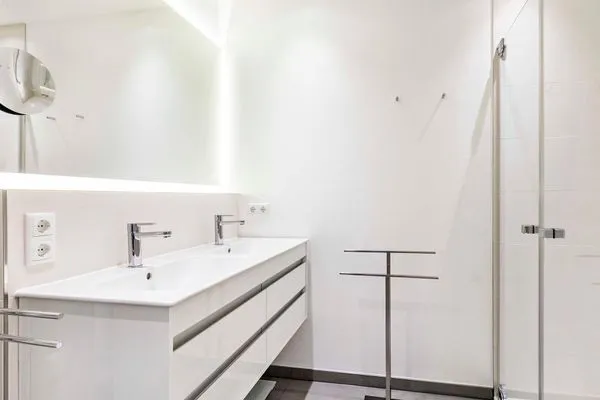 Badezimmer 1 und 2: Dusche, WC, Haartrockner  FeWo Sundream in PRORA - 9.05