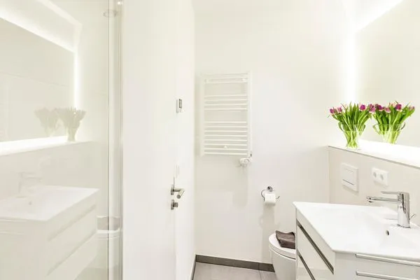 Badezimmer 1 und 2: Dusche, WC, Haartrockner  FeWo Sundream in PRORA - 9.05