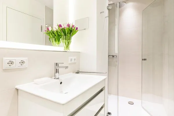 Badezimmer 1 und 2: Dusche, WC, Haartrockner  FeWo Sundream in PRORA - 9.05