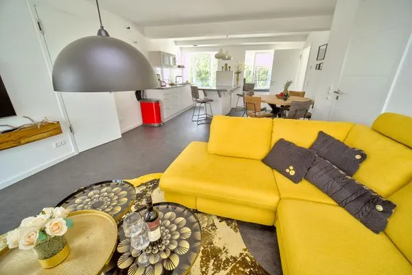 Wohn/Essbereich: Sofa, Sitzbereich, Essbereich, Flach-TV, Balkonzugang  FeWo Hiddensee 4.2 in PRORA mit Waschmaschine - 7.42