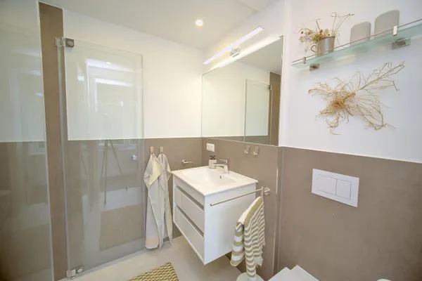 Badezimmer 1: Dusche, Waschbecken, WC  FeWo Hiddensee 4.2 in PRORA mit Waschmaschine - 7.42