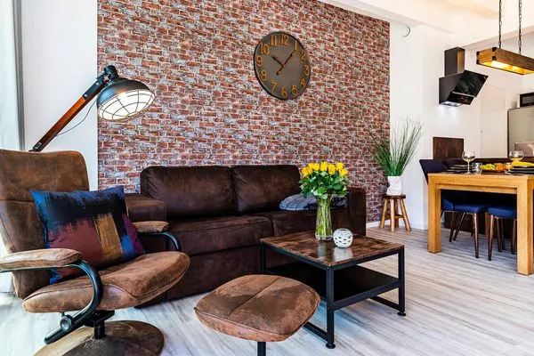 Wohnzimmer: Schlafcouch (140x200), Relax-Sessel, Smart-TV, Ausgang zur Terrasse (Seeseite)  FeWo Stubbenkammer in PRORA - 8.04