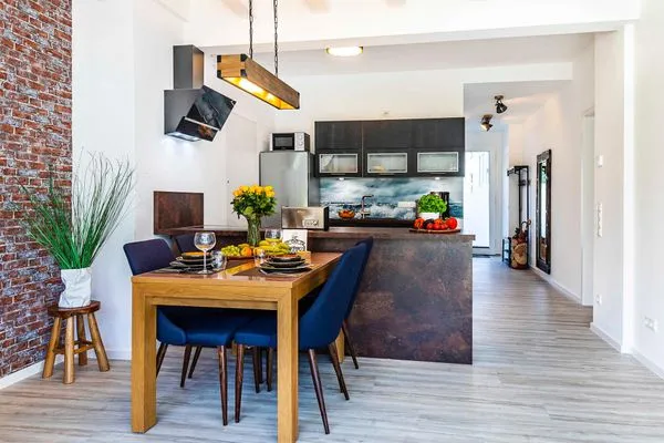 Wohnzimmer: Schlafcouch (140x200), Relax-Sessel, Smart-TV, Ausgang zur Terrasse (Seeseite)  FeWo Stubbenkammer in PRORA - 8.04