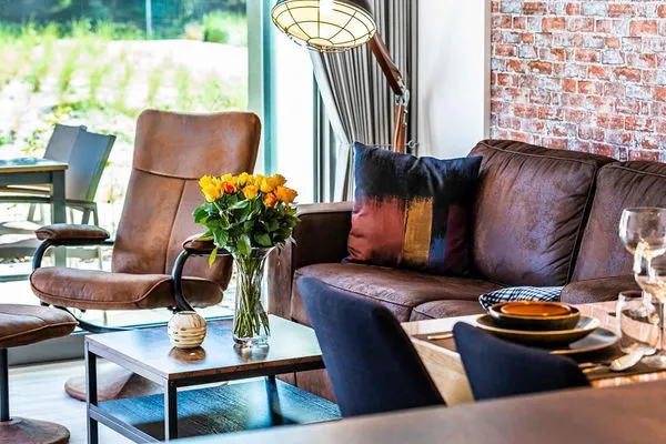 Wohnzimmer: Schlafcouch (140x200), Relax-Sessel, Smart-TV, Ausgang zur Terrasse (Seeseite)  FeWo Stubbenkammer in PRORA - 8.04