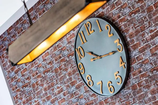 Wohnzimmer: Schlafcouch (140x200), Relax-Sessel, Smart-TV, Ausgang zur Terrasse (Seeseite)  FeWo Stubbenkammer in PRORA - 8.04