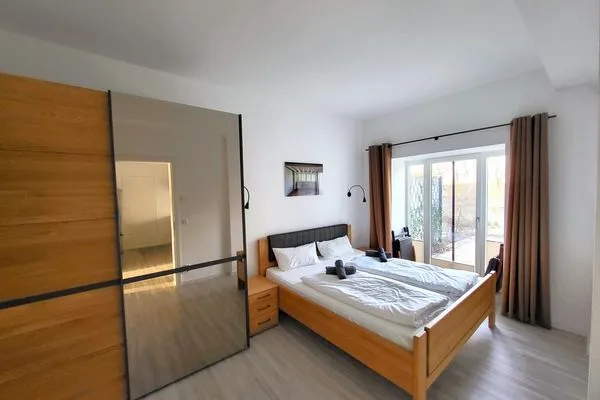 Schlafzimmer 1: Doppelbett (180x200), Kleiderschrank, Smart-TV, Zugang Terrasse  FeWo Stubbenkammer in PRORA - 8.04