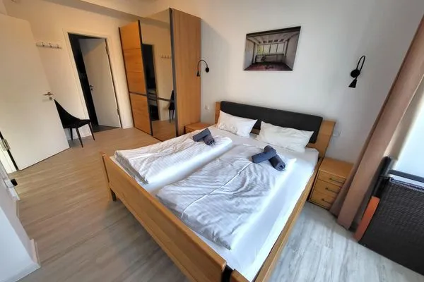 Schlafzimmer 1: Doppelbett (180x200), Kleiderschrank, Smart-TV, Zugang Terrasse  FeWo Stubbenkammer in PRORA - 8.04