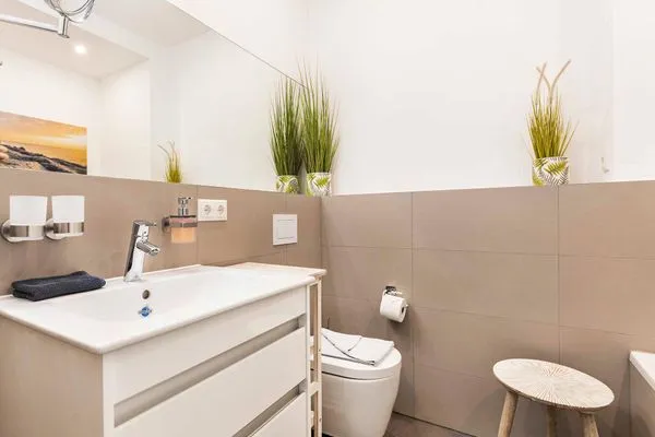 Badezimmer 1: Regendusche, WC, Handtuchheizer  FeWo Stubbenkammer in PRORA - 8.04