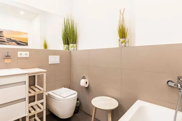 Badezimmer 2: Badewanne, WC, Haartrockner  FeWo Stubbenkammer in PRORA - 8.04