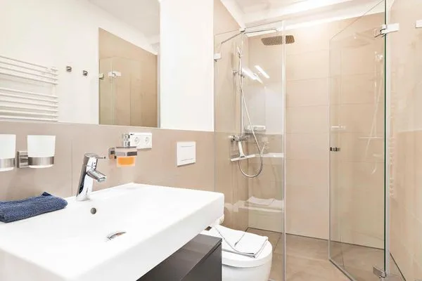 Badezimmer 2: Badewanne, WC, Haartrockner  FeWo Stubbenkammer in PRORA - 8.04