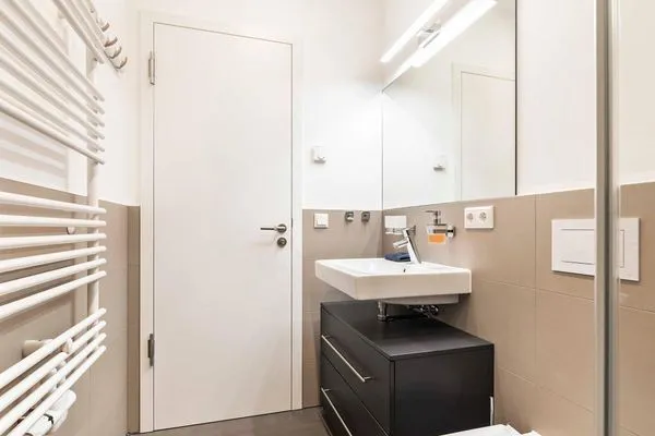 Badezimmer 2: Badewanne, WC, Haartrockner  FeWo Stubbenkammer in PRORA - 8.04