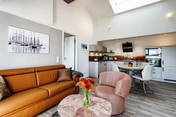 Wohn/Essbereich: Sofa, Sitzbereich, Essbereich, TV, Zugang zum Balkon  FeWo Horizont in PRORA - 5.54