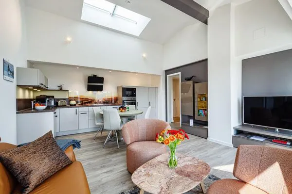 Wohn/Essbereich: Sofa, Sitzbereich, Essbereich, TV, Zugang zum Balkon  FeWo Horizont in PRORA - 5.54