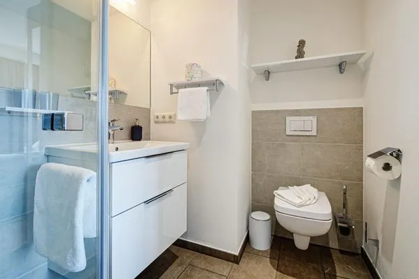 Badezimmer : Regendusche, WC, Haartrockner  FeWo Horizont in PRORA - 5.54