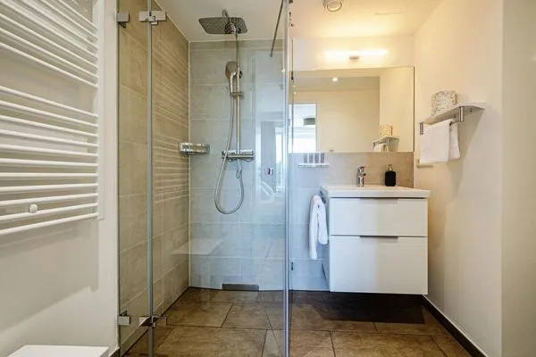 Badezimmer : Regendusche, WC, Haartrockner  FeWo Horizont in PRORA - 5.54