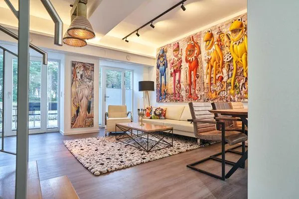 Wohn/Essbereich: Sofa, TV, Teufel-Soundanlage ( Achtung: Internetfernseher, nur mit der Zattoo App möglich, kein Kabel -  FeWo Hühnergott in PRORA - 5.07