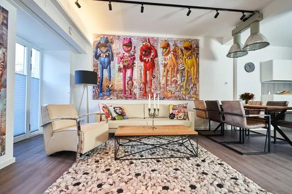 Wohn/Essbereich: Sofa, TV, Teufel-Soundanlage ( Achtung: Internetfernseher, nur mit der Zattoo App möglich, kein Kabel -  FeWo Hühnergott in PRORA - 5.07