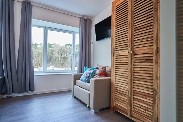 Schlafzimmer 1: Doppelbett (180x200), Schlafsessel, TV, Zugang zum Balkon  FeWo Hühnergott in PRORA - 5.07