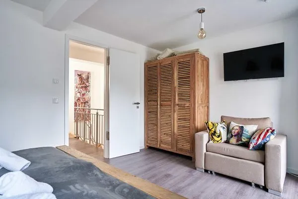 Schlafzimmer 1: Doppelbett (180x200), Schlafsessel, TV, Zugang zum Balkon  FeWo Hühnergott in PRORA - 5.07