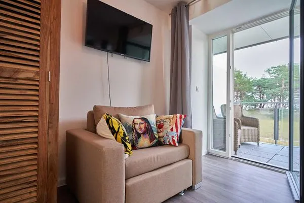 Schlafzimmer 1: Doppelbett (180x200), Schlafsessel, TV, Zugang zum Balkon  FeWo Hühnergott in PRORA - 5.07