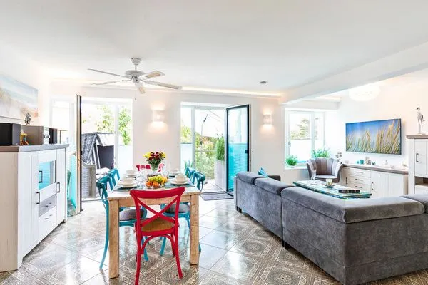 Wohn/Essbereich: Sofa, Sitzbereich, Essbereich, TV, Zugang zum Balkon  FeWo Strandmuschel in PRORA mit Strandkorb am Strand & Balkon - 8.32