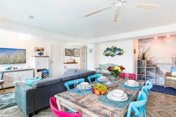 Wohn/Essbereich: Sofa, Sitzbereich, Essbereich, TV, Zugang zum Balkon  FeWo Strandmuschel in PRORA mit Strandkorb am Strand & Balkon - 8.32