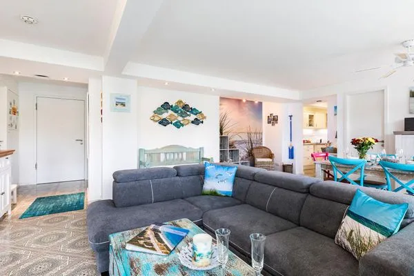 Wohn/Essbereich: Sofa, Sitzbereich, Essbereich, TV, Zugang zum Balkon  FeWo Strandmuschel in PRORA mit Strandkorb am Strand & Balkon - 8.32