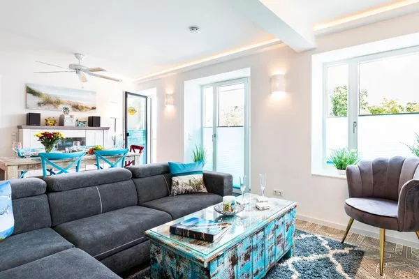 Wohn/Essbereich: Sofa, Sitzbereich, Essbereich, TV, Zugang zum Balkon  FeWo Strandmuschel in PRORA mit Strandkorb am Strand & Balkon - 8.32