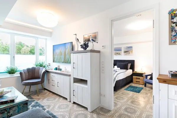 Wohn/Essbereich: Sofa, Sitzbereich, Essbereich, TV, Zugang zum Balkon  FeWo Strandmuschel in PRORA mit Strandkorb am Strand & Balkon - 8.32