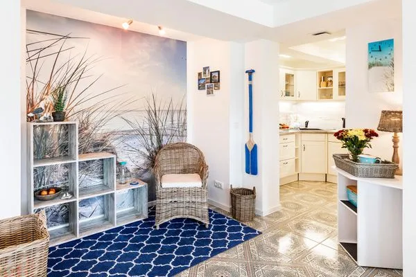 Wohn/Essbereich: Sofa, Sitzbereich, Essbereich, TV, Zugang zum Balkon  FeWo Strandmuschel in PRORA mit Strandkorb am Strand & Balkon - 8.32