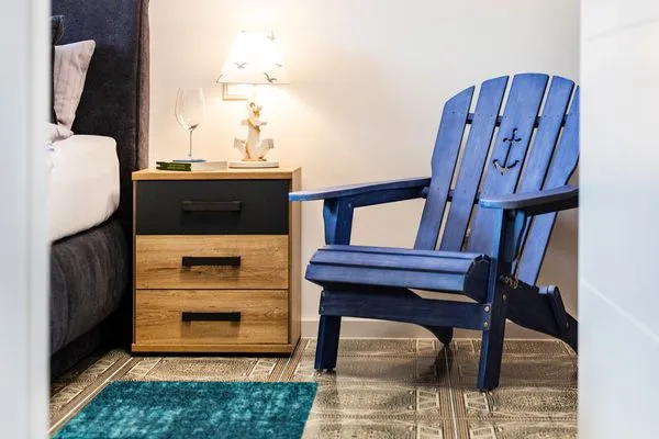 Schlafzimmer 1: Doppelbett / Boxspringbett (180x200), Smart-TV, Kleiderschrank  FeWo Strandmuschel in PRORA mit Strandkorb am Strand & Balkon - 8.32