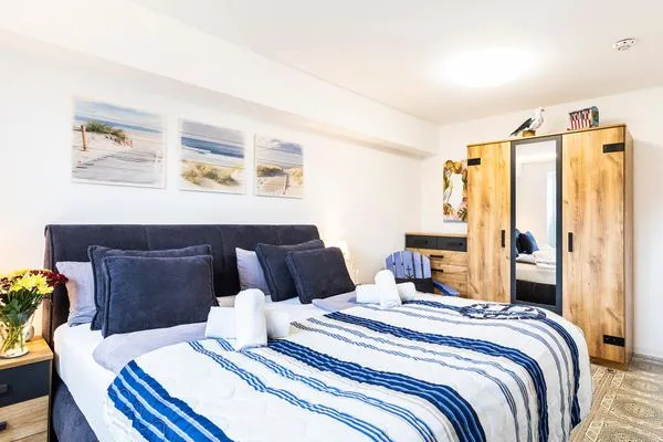 Schlafzimmer 1: Doppelbett / Boxspringbett (180x200), Smart-TV, Kleiderschrank  FeWo Strandmuschel in PRORA mit Strandkorb am Strand & Balkon - 8.32