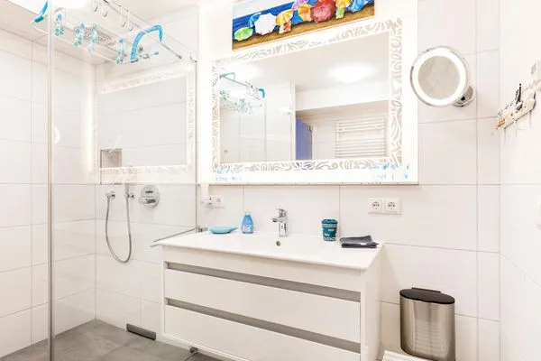 Badezimmer 1: Regendusche, WC, Haartrockner  FeWo Strandmuschel in PRORA mit Strandkorb am Strand & Balkon - 8.32