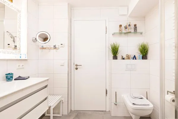 Badezimmer 1: Regendusche, WC, Haartrockner  FeWo Strandmuschel in PRORA mit Strandkorb am Strand & Balkon - 8.32