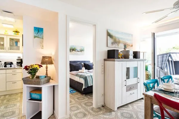 Wohn/Essbereich: Sofa, Sitzbereich, Essbereich, TV, Zugang zum Balkon  FeWo Strandmuschel in PRORA mit Strandkorb am Strand & Balkon - 8.32