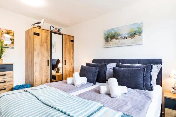 Schlafzimmer 2: Doppelbett / Boxspringbett (160x200), Smart-TV, Kleiderschrank  FeWo Strandmuschel in PRORA mit Strandkorb am Strand & Balkon - 8.32