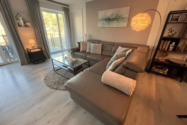 Wohn/Essbereich: Sofa, TV, Zugang zum Balkon  FeWo Strandloft in PRORA - 7.12