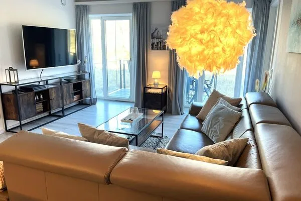 Wohn/Essbereich: Sofa, TV, Zugang zum Balkon  FeWo Strandloft in PRORA - 7.12