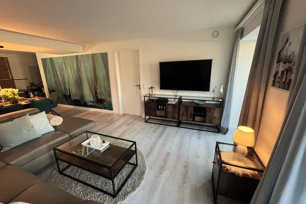 Wohn/Essbereich: Sofa, TV, Zugang zum Balkon  FeWo Strandloft in PRORA - 7.12