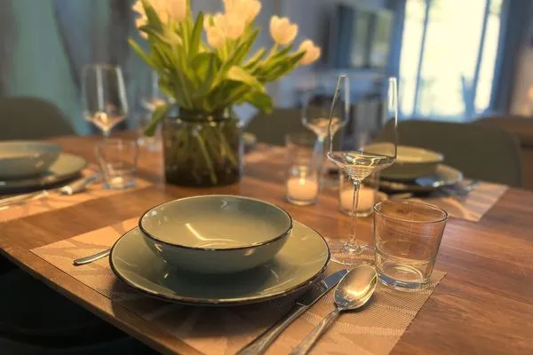 Wohn/Essbereich: Sofa, TV, Zugang zum Balkon  FeWo Strandloft in PRORA - 7.12