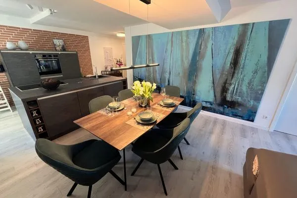 Wohn/Essbereich: Sofa, TV, Zugang zum Balkon  FeWo Strandloft in PRORA - 7.12