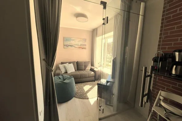 1/2 Zimmer: Schlafsofa (140x200), abgetrennt mit Glastür  FeWo Strandloft in PRORA - 7.12