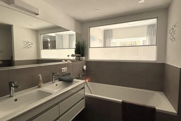 Badezimmer 2: Badewanne, Haartrockner  FeWo Strandloft in PRORA - 7.12